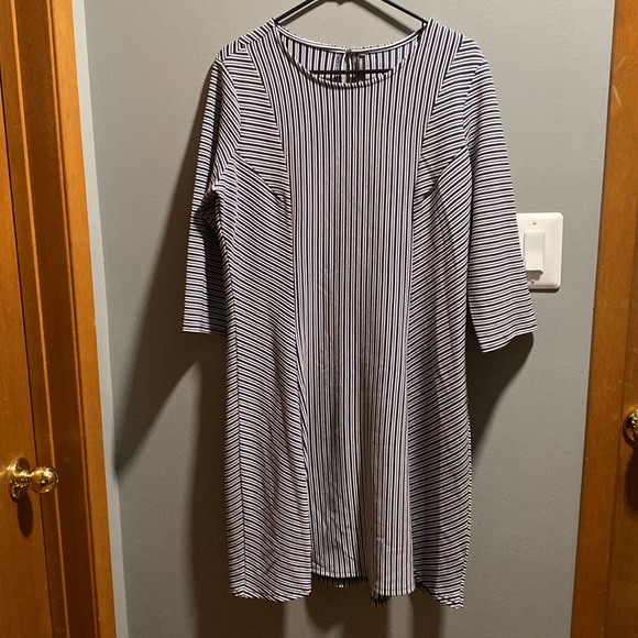 BRAND NEW WOMANS  DRESS SIZE XL! NWOT! SMOKE FREE HOME! - Picture 2 of 3